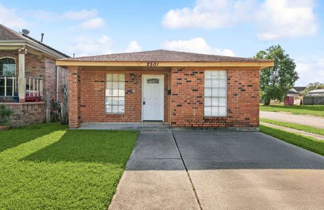 Charming New Orleans Gem – A Perfect Blend of Comfort and Character! photos photos