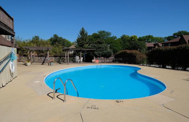 Full Featured unit in quiet complex.  In unit laundry, garage, pool. Gallery 2