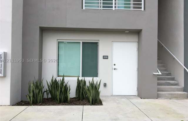 2535 NE 193 St Gallery 1