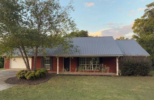 Maryville 37804 - Maryville City School District, 3 bedroom, 2 bath with a 2-car garage - Contact Karen Robertson (865) 454-7626 Gallery 1