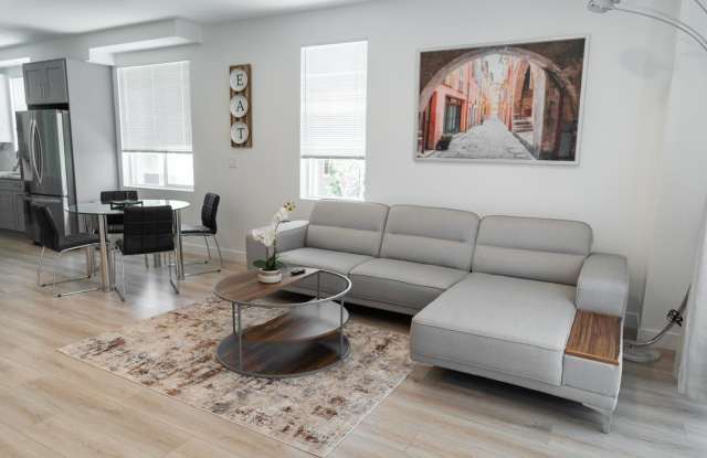 4827 Riverton Ave Gallery 2