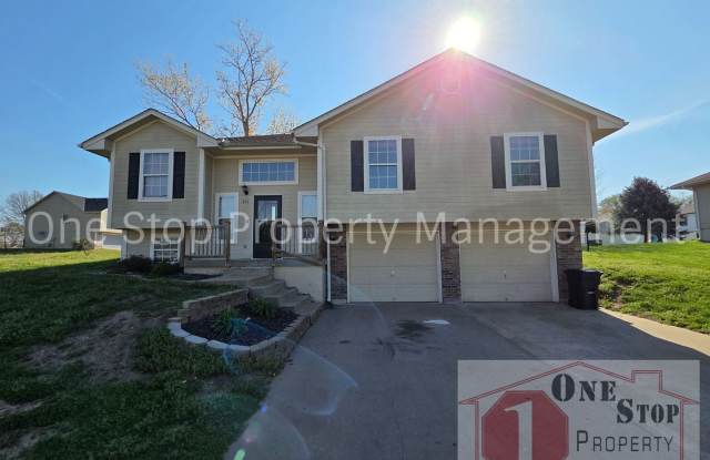 Spacious 3 bedroom/ 2.5 bath with a finished basement!! photos photos