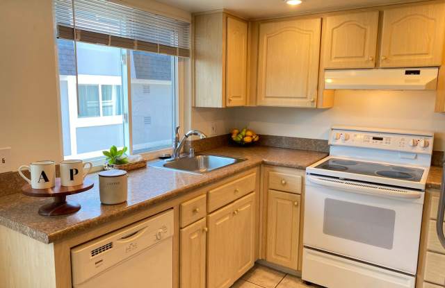 Two Bedroom Townhome W/ Parking, Dishwasher  In Unit Washer/Dryer! - 14014 Reed Avenue, San Leandro, CA 94578