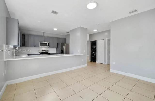 1839 NW 74th Ter Gallery 4