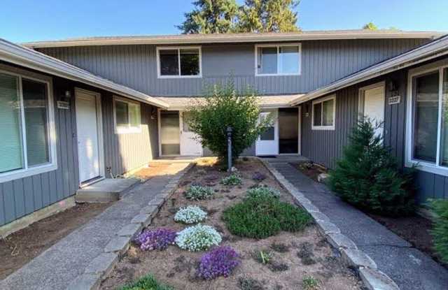 Renovated 2 Bedroom, 1 Bath Apt in Inner Milwaukie - 3327 Southeast Maple Street, Oak Grove, OR 97267