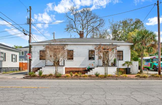 Charming Railroad-Style Townhouse Near Forsyth Park & Starland Gallery 4