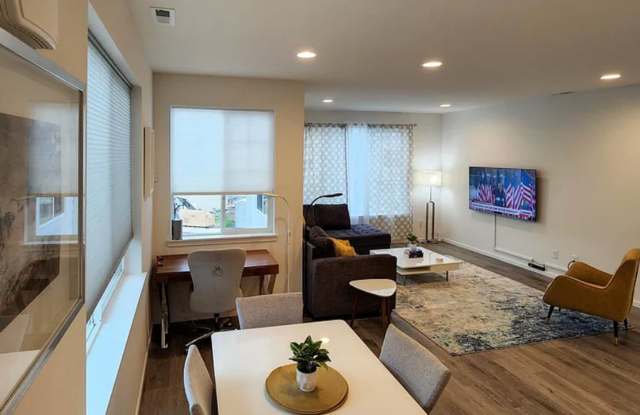 Like New Town Home in Upscale Silverdale Gallery 1