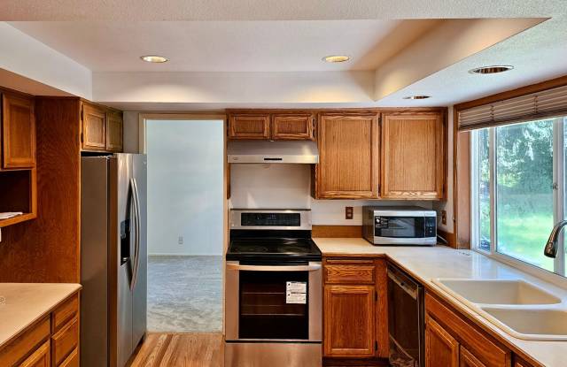 Charming Tamara Hills Home with 4B 2.25B Gallery 3