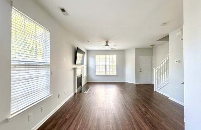 Beautifully Maintained Condo In Ridgely Manor! Gallery 3