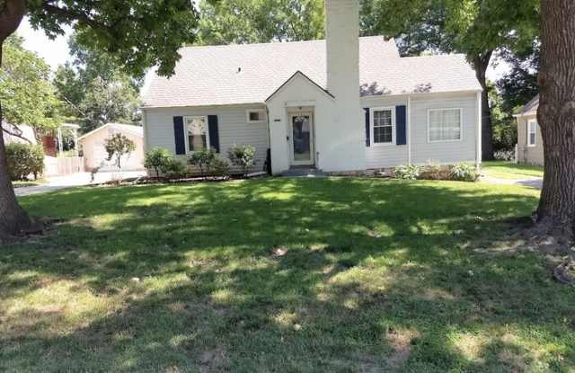5633 Granada Lane - 5633 Granada Street, Roeland Park, KS 66205