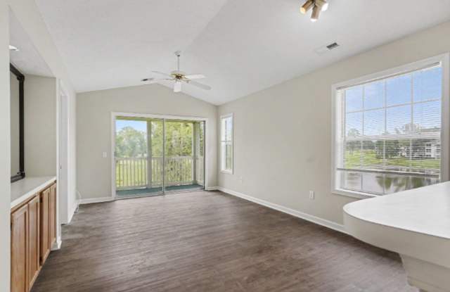 Beautifully Updated 2 bed 2 bath Condo Gallery 4
