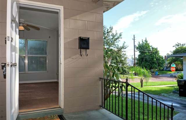 One room Duplex near Downtown Available Now! Gallery 3
