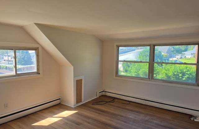 Spacious 4BR House in Levittown Gallery 3