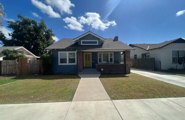 MOVE IN SPECIAL Charming 2 bedroom Oleander home - 322 F Street, Bakersfield, CA 93304