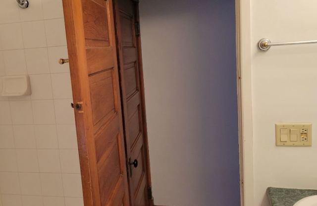 June 2027 ~ Cute 6 bedroom house. Spacious bedrooms. In unit laundry and dishwasher. Gallery 4