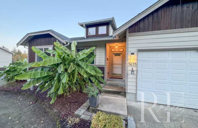 Gorgeous Oasis With Breathtaking Views - 3635 Nevada Avenue East, Manchester, WA 98366