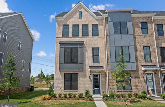 42100 PICASSO SQUARE photos photos