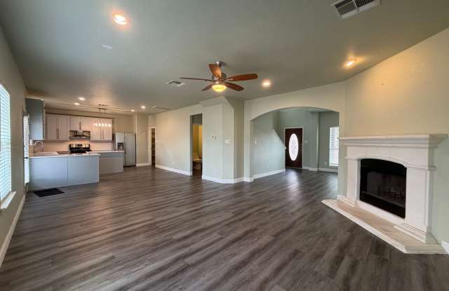 Big 4 Bedroom Home In Round Rock Gallery 3