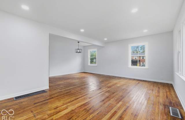 4711 Carvel Avenue Gallery 4