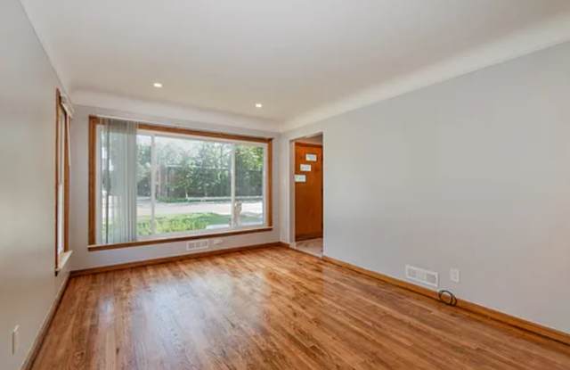 Beautifully updated 3-bedroom, 3-bath Bungalow Gallery 4