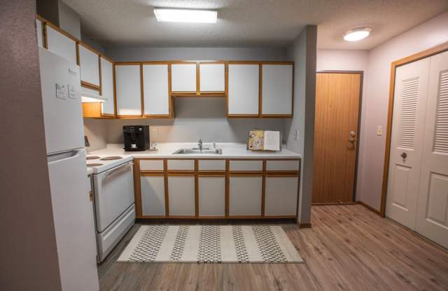 1 Bedroom available at Woodridge Apartments in Northfield! Gallery 3