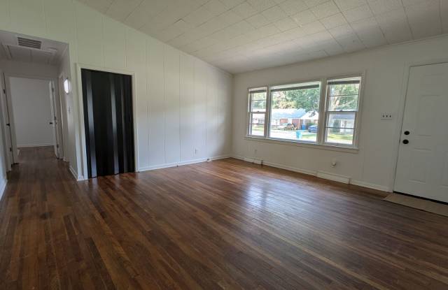 Charming 2-Bedroom Duplex with Hardwood Floors Gallery 4