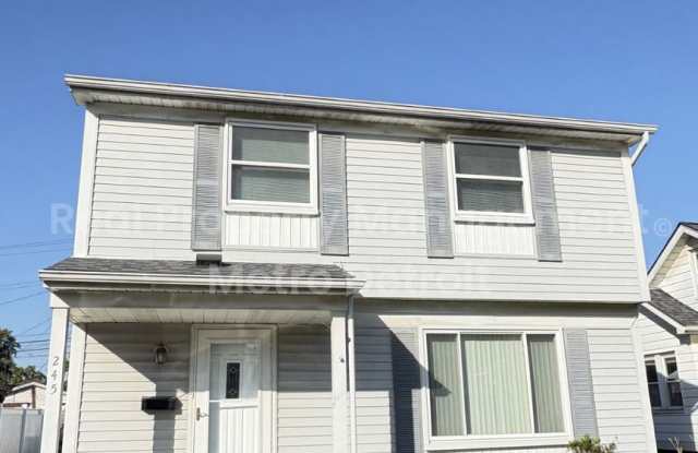 3-Bedroom Clawson Home with Fenced Backyard & Patio Gallery 3