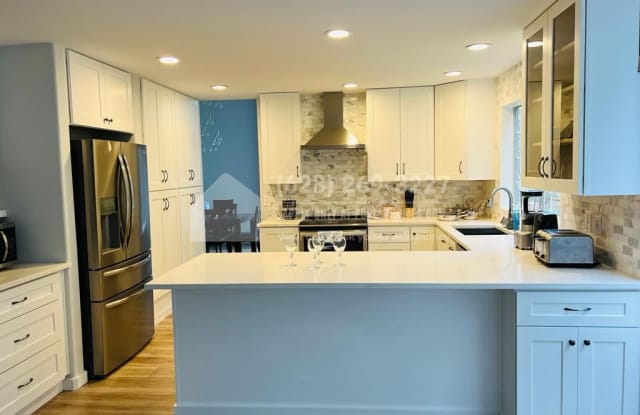 625 S 32nd Pl - 625 South 32nd Place, Renton, WA 98055