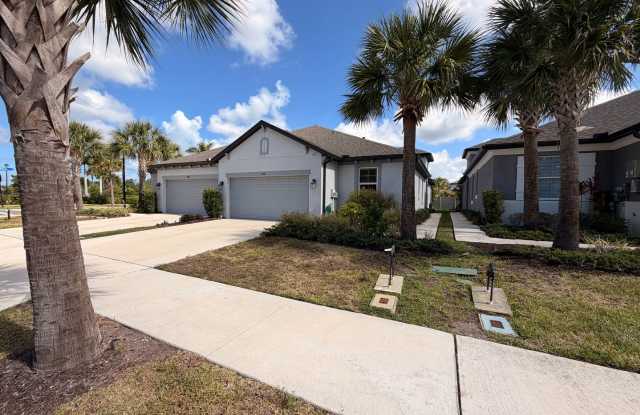 Open and bright 2/2 Plus a den with 2 car garage Gallery 3