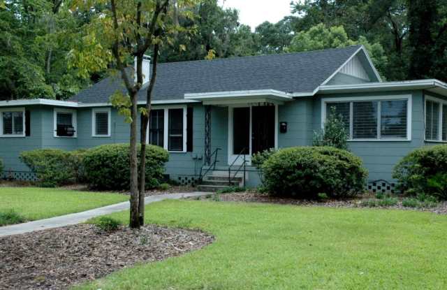 3 Bedroom, 2 Bathroom House (w/ Study) Blocks from UF Gallery 1