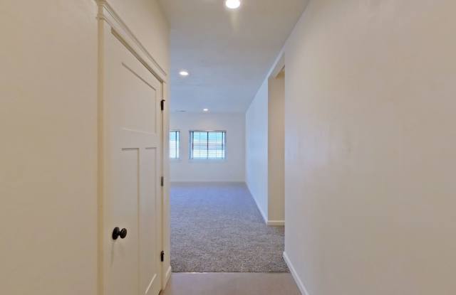 Newer 3 bedroom, 2 bathroom home with 2 car garage Gallery 3