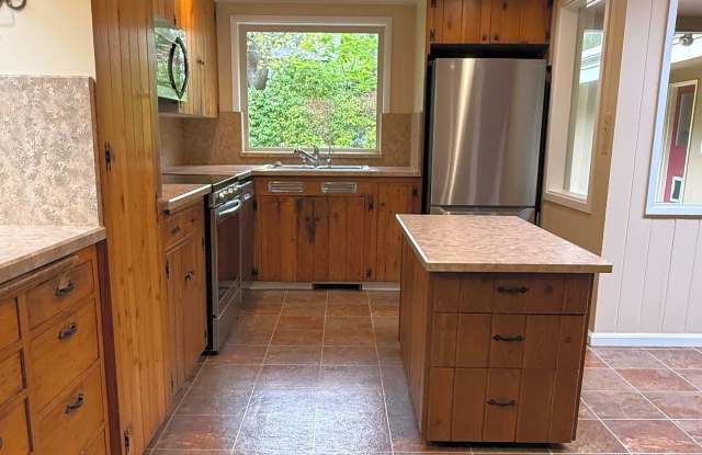 6BR Classic Mid-Century Medina Home w/ Yard Service Included! Gallery 4