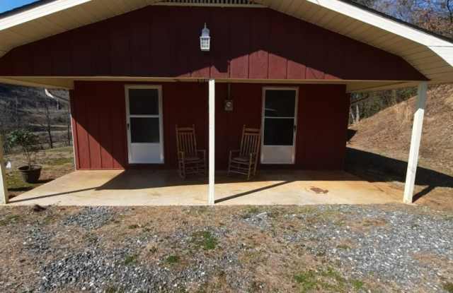 $1,600 - 2 Bedroom, 1 Bathroom Furnished House Near Downtown Sylva - 402 East Sylva Circle, Sylva, NC 28779