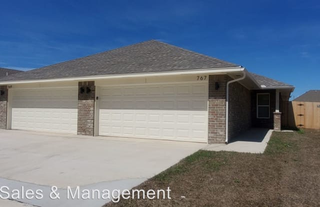 767 SW 13th - 767 SW 13th St, Moore, OK 73160