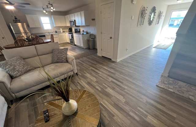 3BR 2BA Fully Furnished 2Story near Parks, Colorado River! Gallery 4