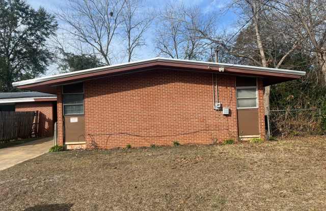 Move in now! - 1905 Meadow Drive, Albany, GA 31705