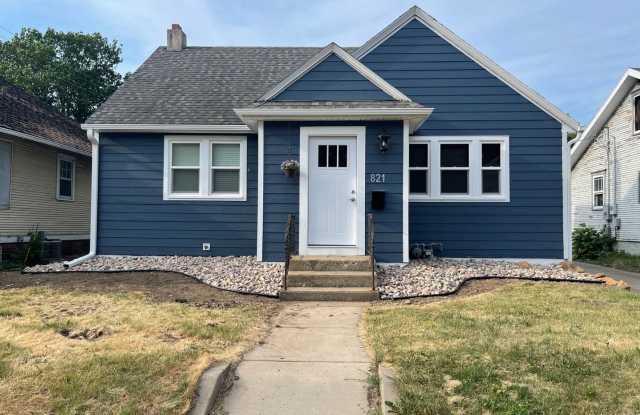 One block from USF! Huge home with 4 bedrooms! Fenced in yard photos photos
