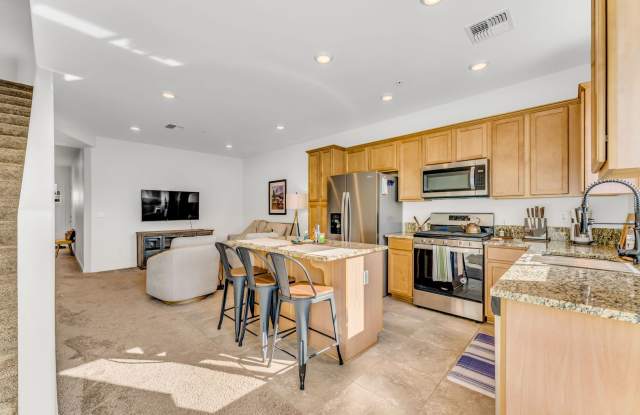 Fully Furnished Townhome Includes Utilities photos photos