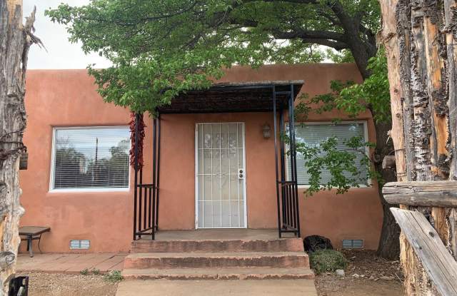 Railyard Central! Camino Sierra Vista and Kathryn - 701 B Kathryn Avenue, Santa Fe, NM 87505