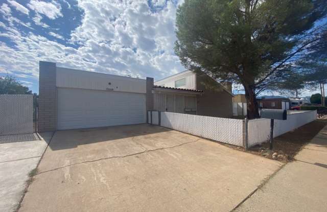 Large 3 bedroom/2 bath home with an office/den & screened in patio Gallery 1