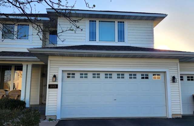Beautiful 5 Bed Executive Home! Pet Friendly! Available Sept 1 photos photos