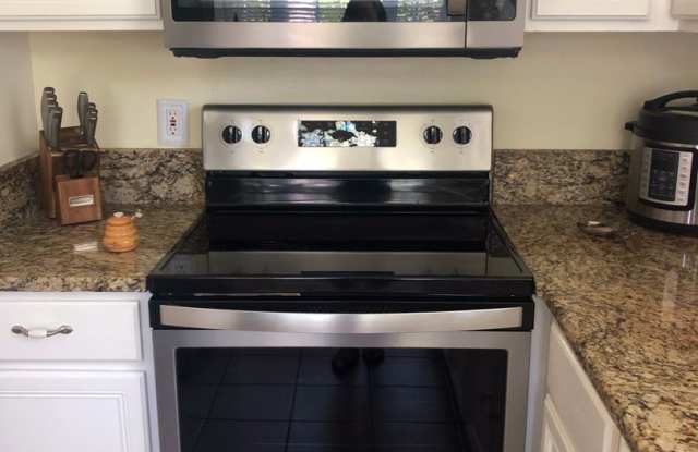 Beautiful Home in the Lakes at Eastwood! Gallery 3