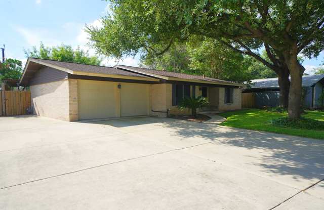 Updated Northeast Park Home Near Loop 410 - Realtor Commission: $500 Gallery 4