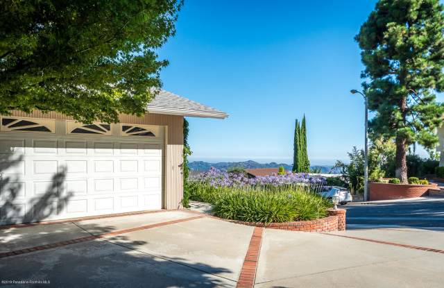 2715 Pinelawn Drive Gallery 2