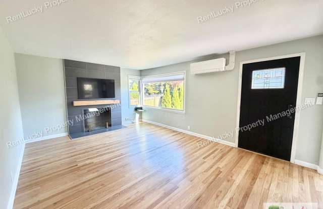 Fantastic Home in Seattle! 4 Bed, 3 Bath w/ Double Oven, A/C, and More! ~ Gallery 4
