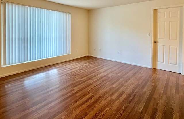 1 Bed / 1 Bath Houghton condo in Kirkland $1,600/month Gallery 3