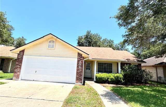 206 Mariner Drive - 206 Mariner Drive, Victoria, TX 77901