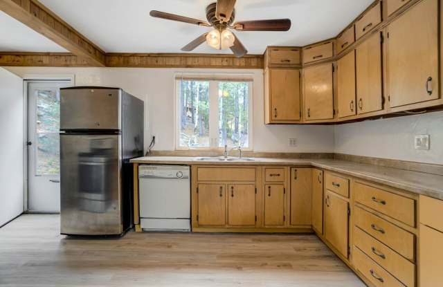 Charming 2-Bedroom Mountain Cabin with Incredible Views & Wood-Burning Fireplace Gallery 4