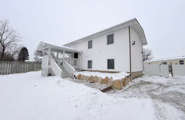 Spacious 5 Bed House with Custom Features Available For Rent! photos photos