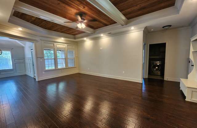 Spacious 4-Bedroom Home with Fenced Yard Near Moody AFB Gallery 4